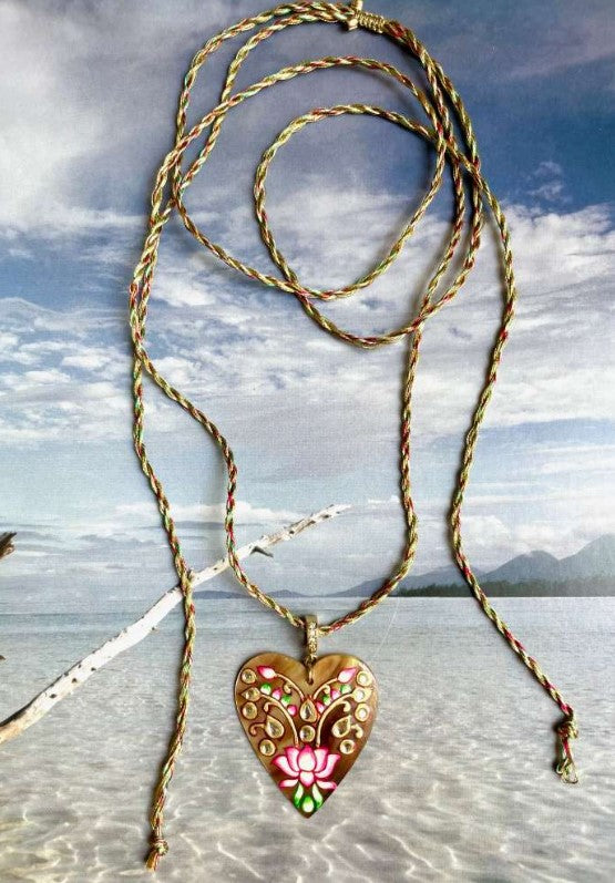 LOTUS Collier coeur en nacre émaillée